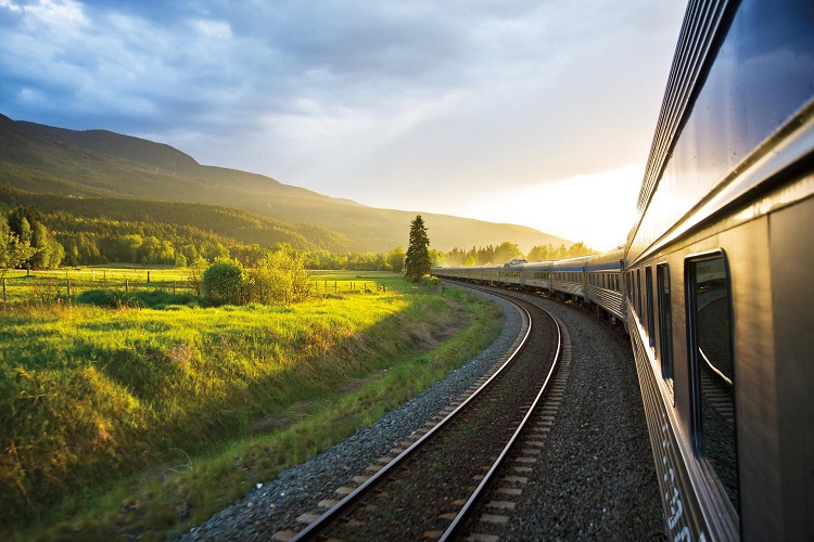 RS360_VIA_Train_RS1013_TO_Van_train_sunset_Canadian_V2_sRGB-lpr.jpg